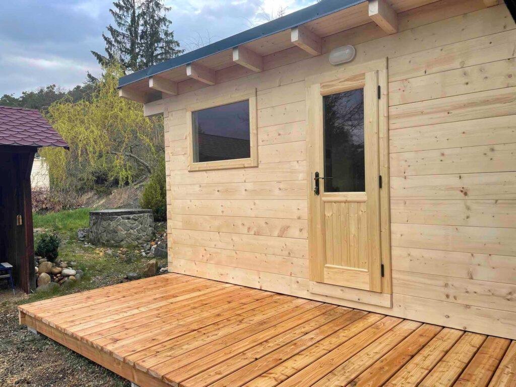 Venkovní roubená sauna s odpočívárnou www.vsaune.cz