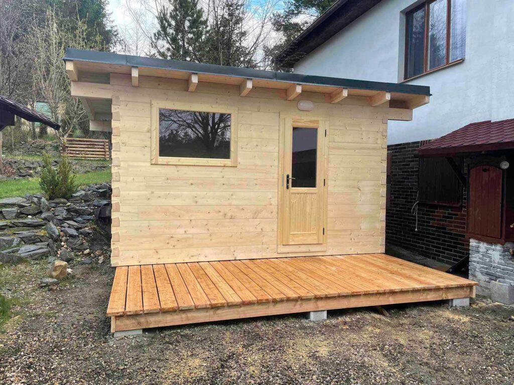 Venkovní roubená sauna s odpočívárnou www.vsaune.cz