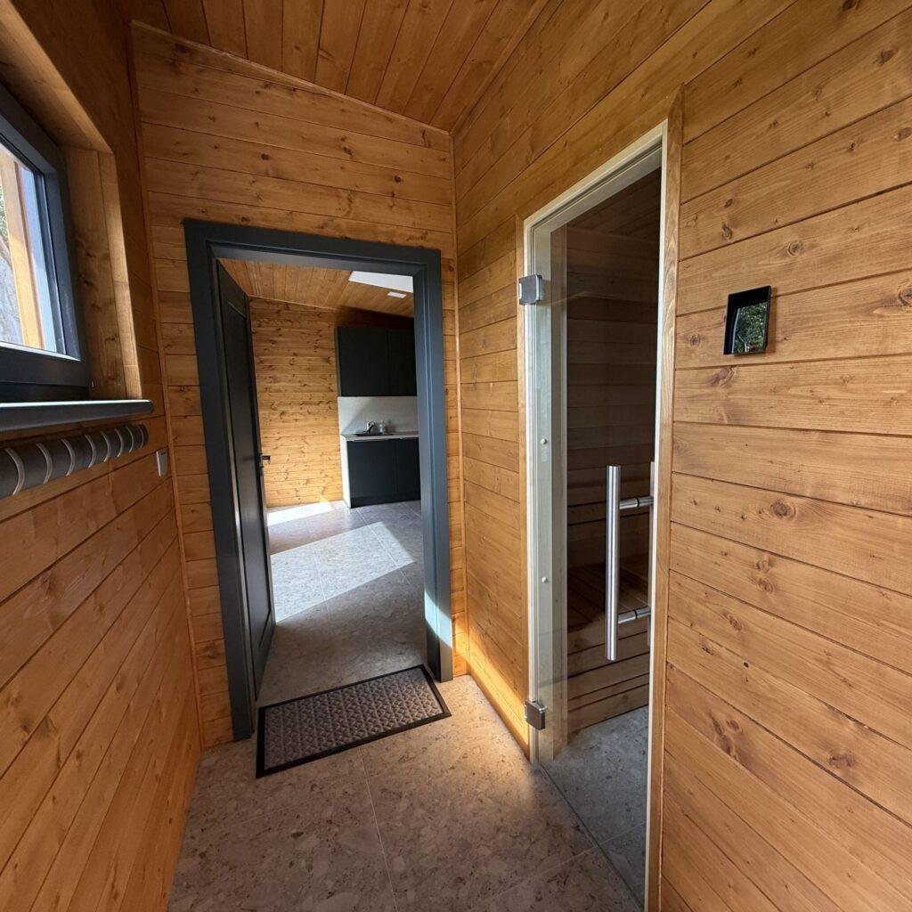 Klatovy - Venkovní sauna s odpočívárnou a terasou 05